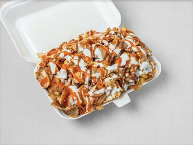 Snack pack with garlic and chilli sauce